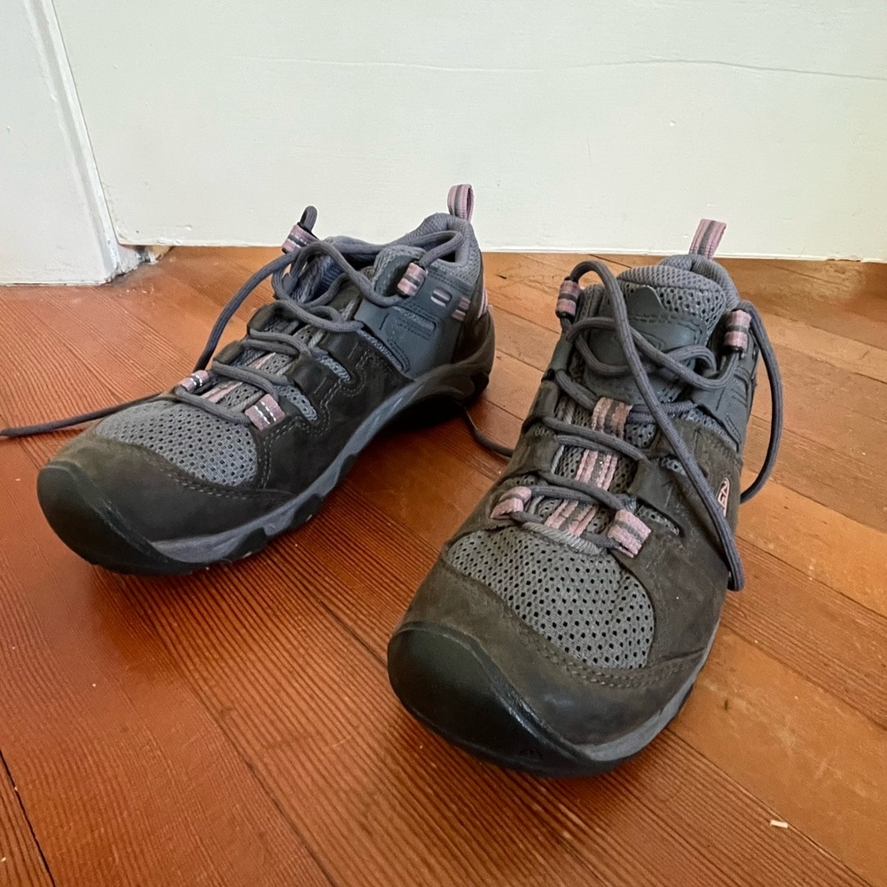 Women’s KEEN Hiking Shoes Size 7.5